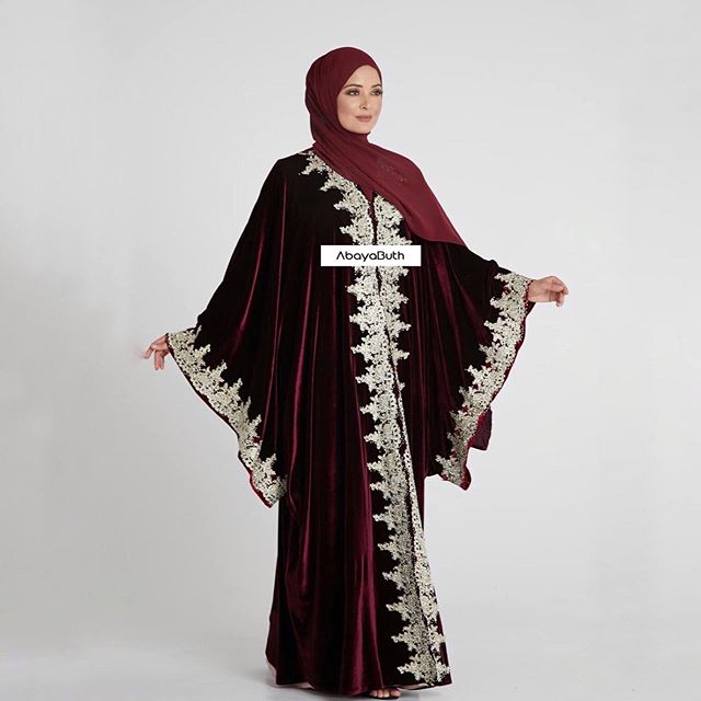العبايه الفيلفت مع الأكمام الواسعة المطرزة