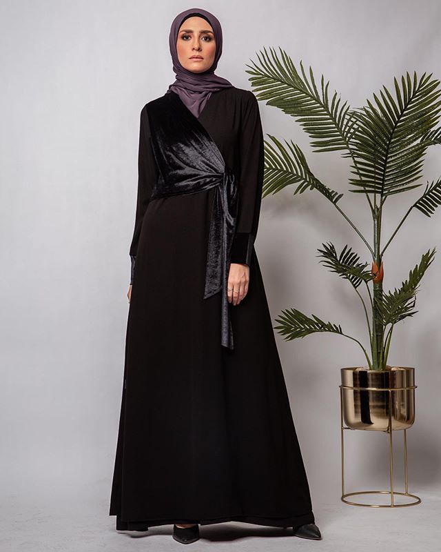  العبايه السوداء بتصميم الـ Wrap