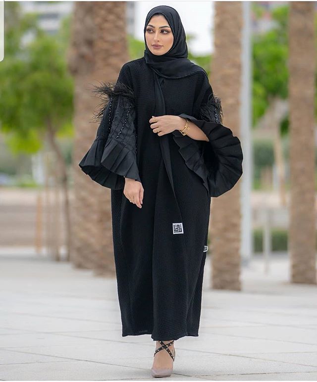 عبايه كشكش مطرزة مع الريش