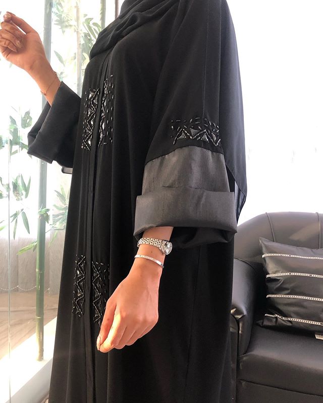 العبايه مع أكمام بلون مختلف