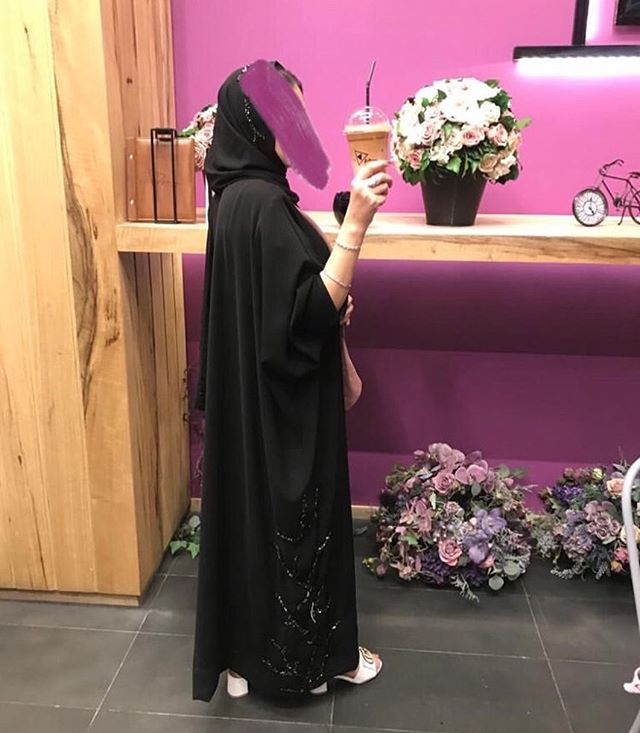 عبايات مع تطريزات على الجنب