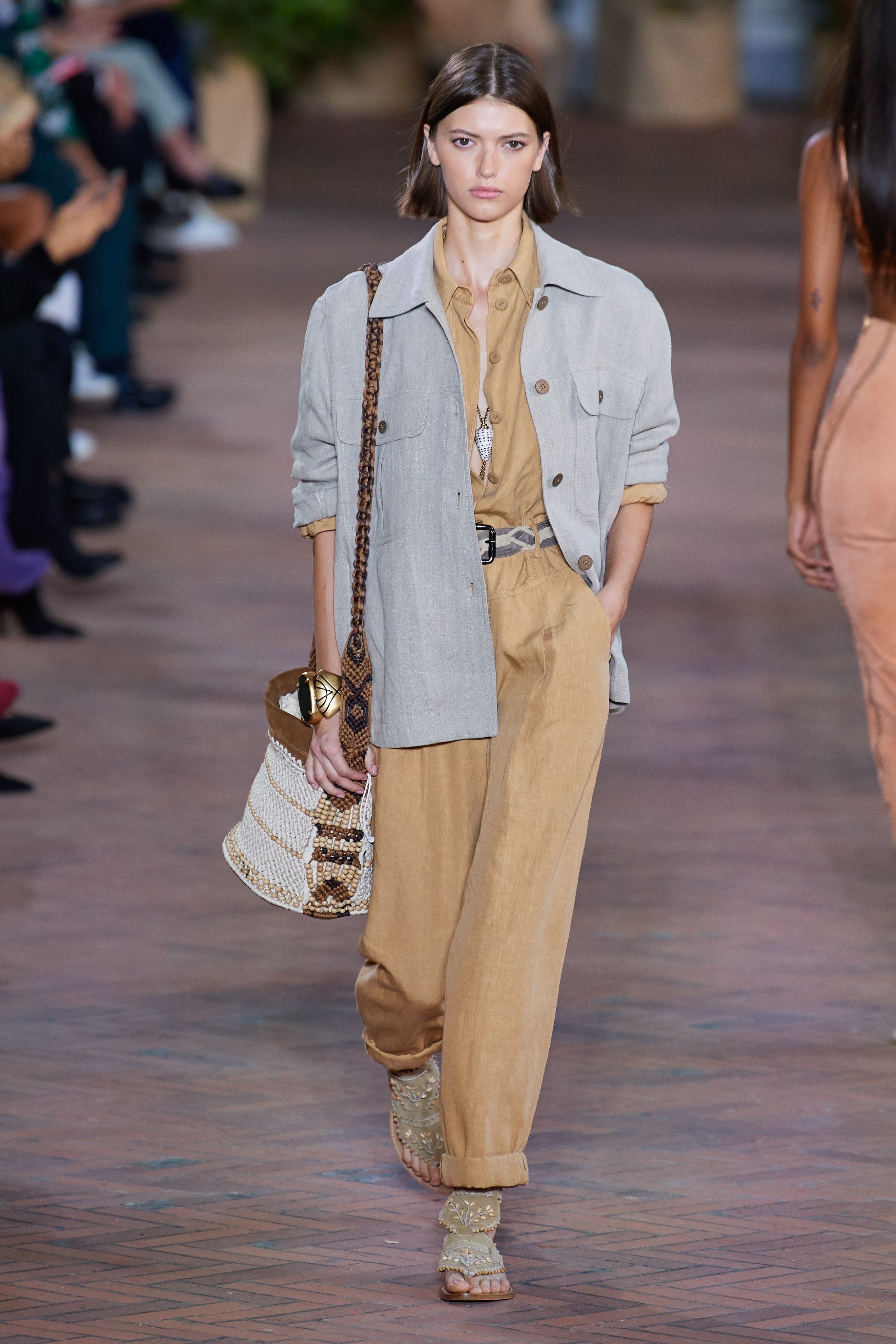 أجواء التسعينات مع لمسات هادئة بعروض Alberta Ferretti