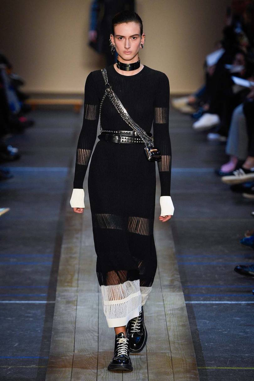 فساتين ميدي طويلة بالأبيض والأسود من Alexander McQueen