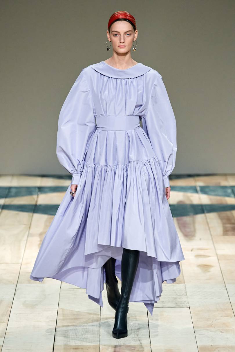 العباية الفستان بألوان الباستيل من Alexander McQueen