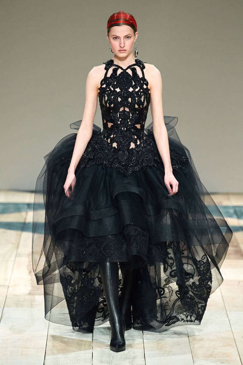 بوت الساق العالي للمسة جريئة من Alexander McQueen