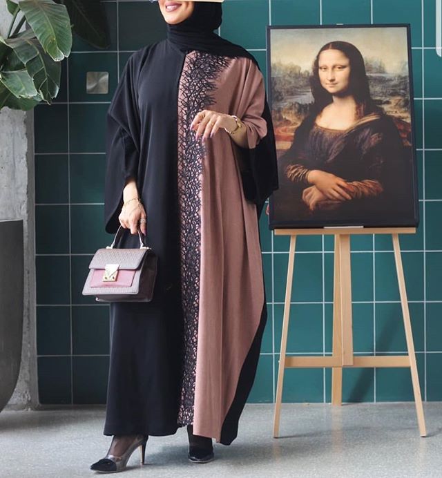 العبايه منقسمة إلى لونين لإطلالة ربيعية