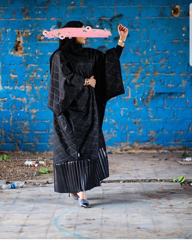 العبايه الواسعة ونقوشات الخطوط البيضاء لأوقاتكِ الرسمية