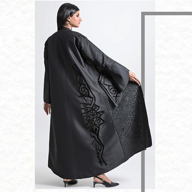 عبايات سوداء لامعة مع تطريز باللون نفسه