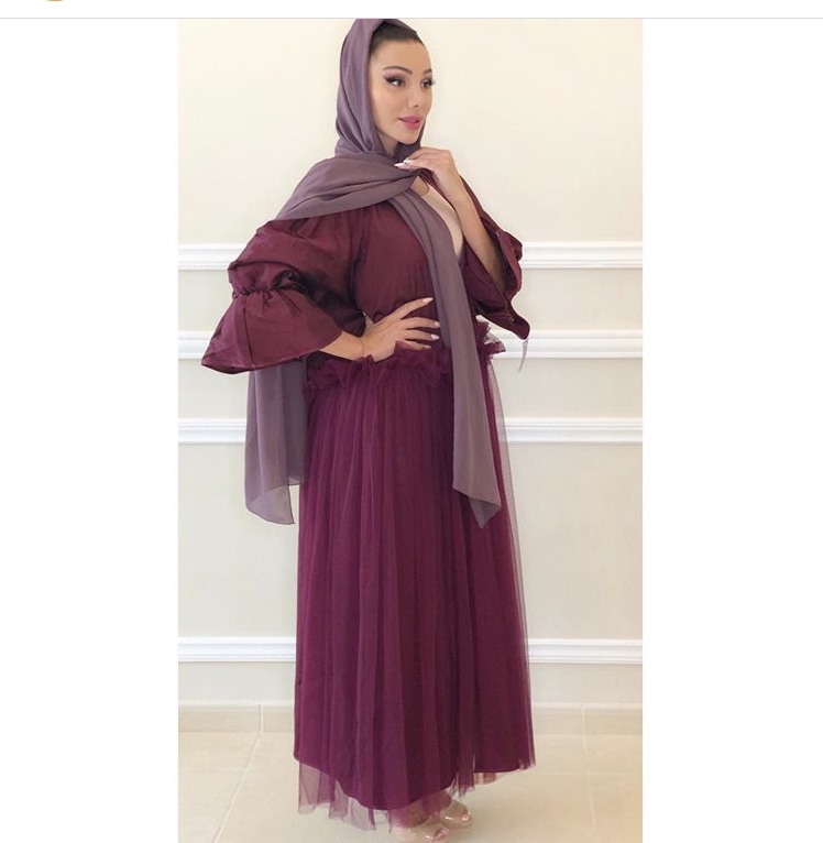 عبايه باللون الأحمر مع التول المنفوش