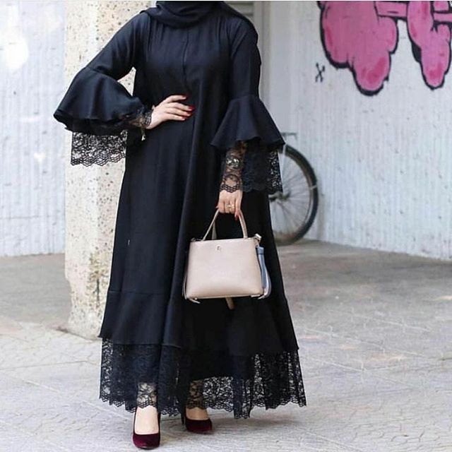 العبايه السوداء مع الأكمام الدانتيل المنفوشة