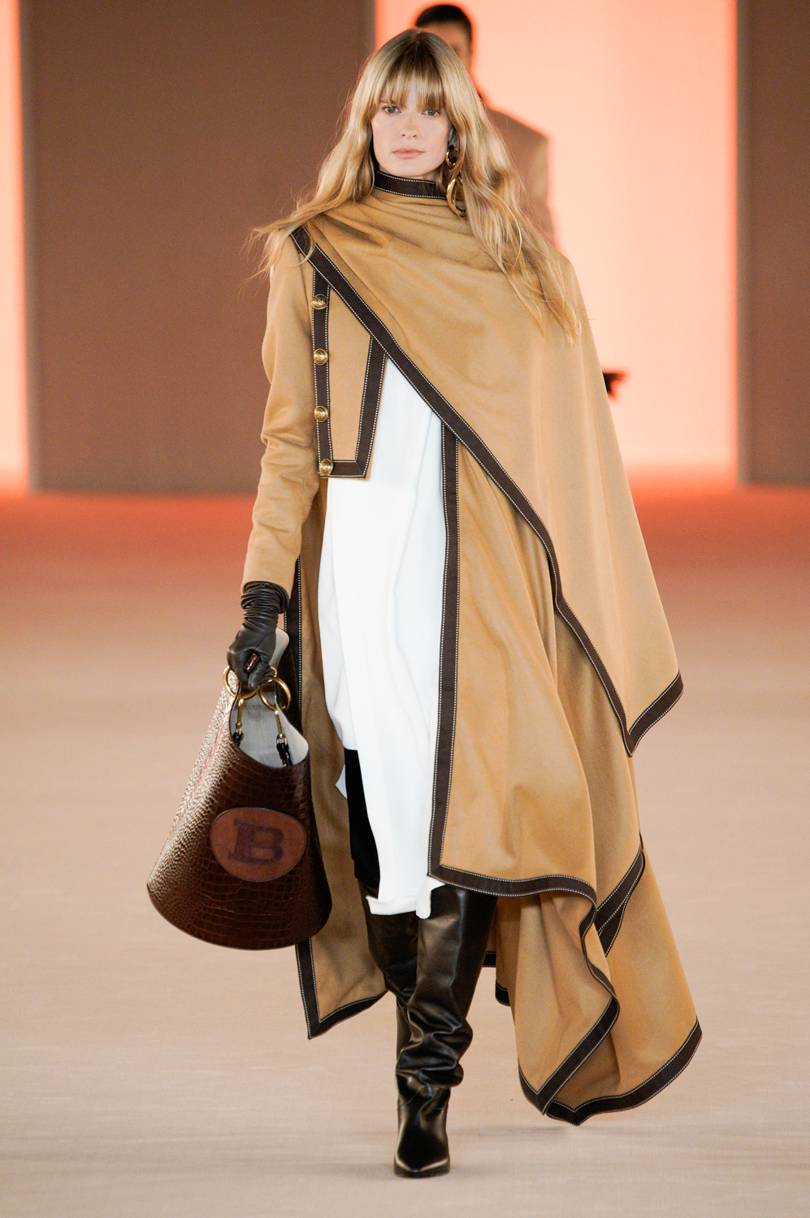 الكاب البيج قطعة استثنائية من مجموعة Balmain لشتاء 2020