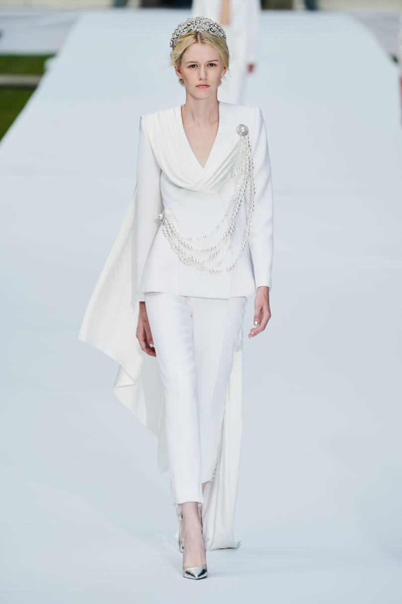  البدلة أنيقة باللون الأبيض من Ralph & Russo