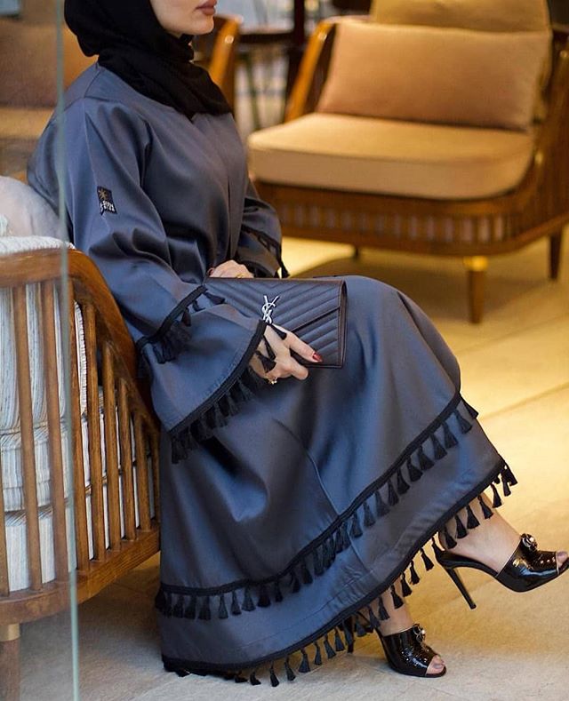 عبايه باللون الأزرق الكلاسيكي مع الشراشيب باللون الأزرق