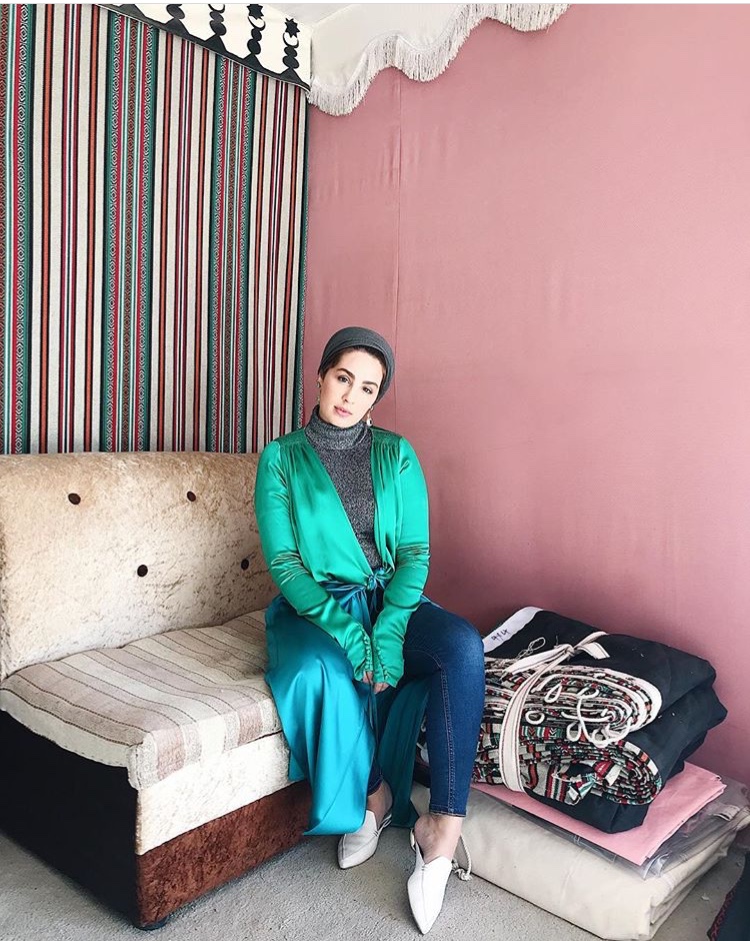 بلوزة طويلة من الساتان الناعم للمسة أنثوية