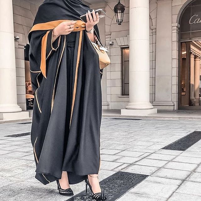 العبايه السوداء مع أكمام الفراشة الواسعة