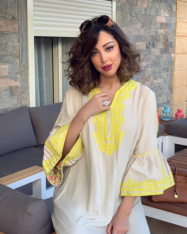 العبايه الواسعة من بسمة بوسيل من مجموعتها للأزياء