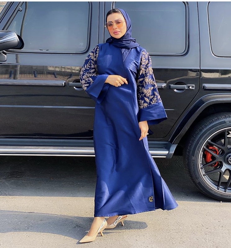 العبايات باللون الأزرق الزهري مع النقوشات