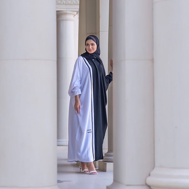 العبايه بدرجتي الأبيض والأسود