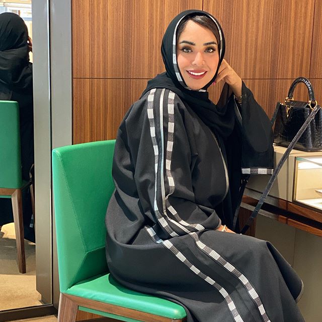العبايه السوداء مع لمسة بسيطة من التارتان