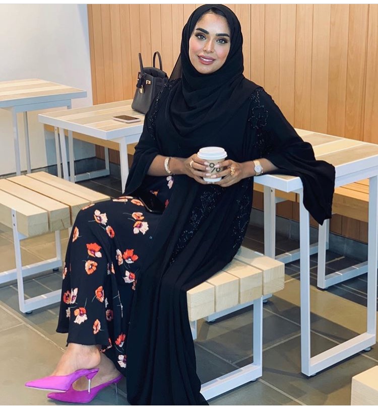 عبايه سوداء مفتوحة مطرزة