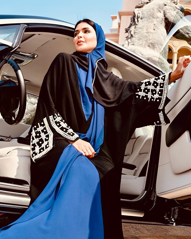 العبايات الملونة بدرجات الأزرق والأسود