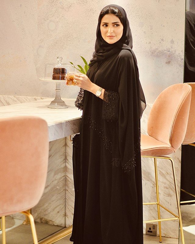  عبايه شيفون كلاسيكية مع تطريزات الأحجار من حنين الصيفي