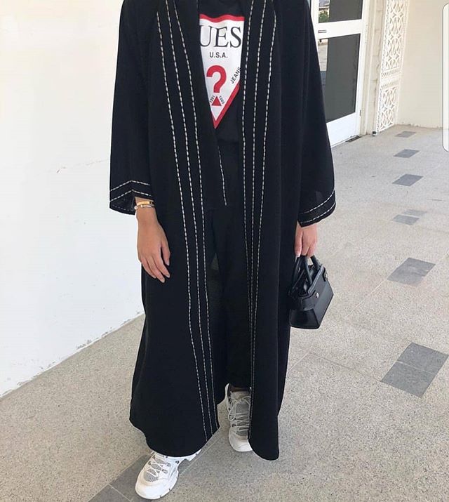 العبايه السوداء مع الخطوط البيضاء