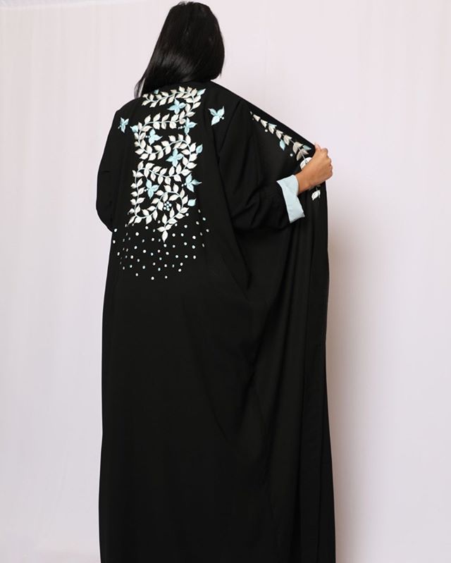 عبايه سوداء مع تطريزات بيضاء