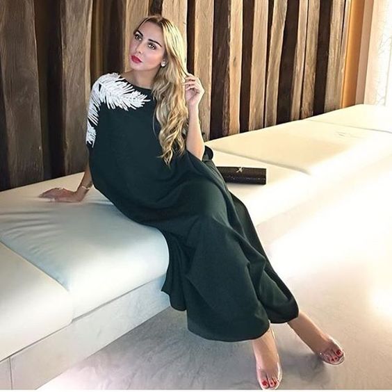 عبايه سوداء بسيطة مع لمسة مترفة من تطريزات الكتف
