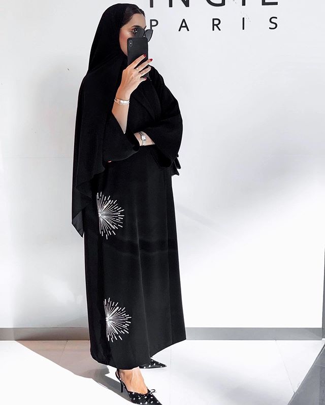 عبايه سوداء مطرزة من وحي نوف التميمي