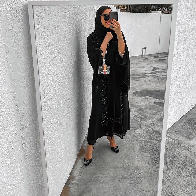 نوف التميمي بالعبايه السوداء الشيفون