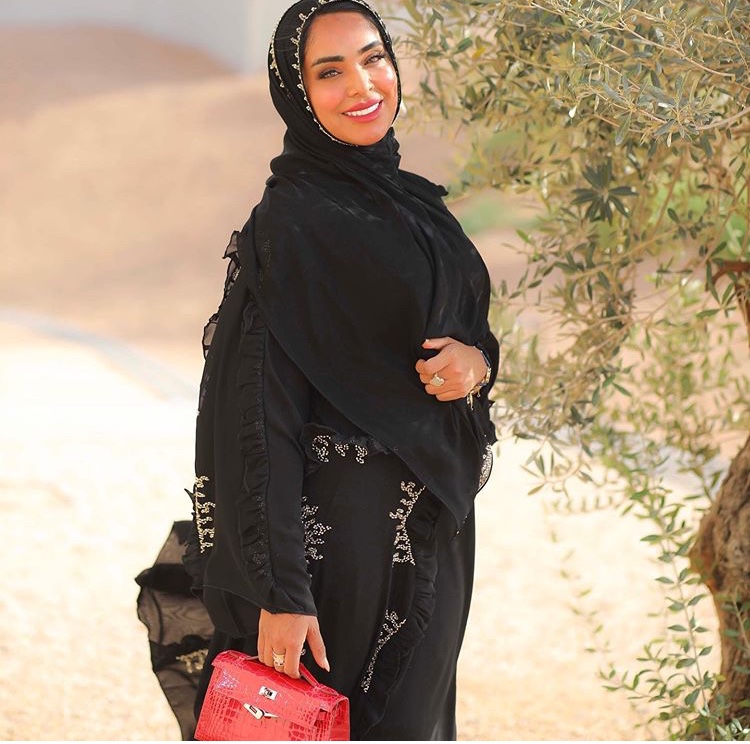 عبايه سوداء مع تطريزات فخمة