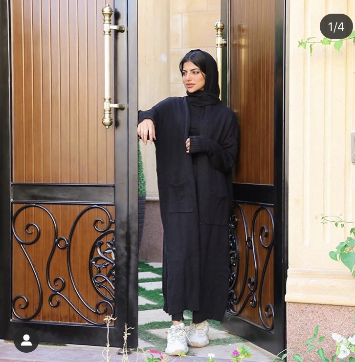 العبايه الصوف بأسلوب شهد الزهراني مناسبة لشتاء 2020