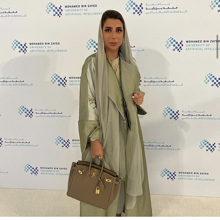 مريم الياسي بعباية من الأكمام اللامعة