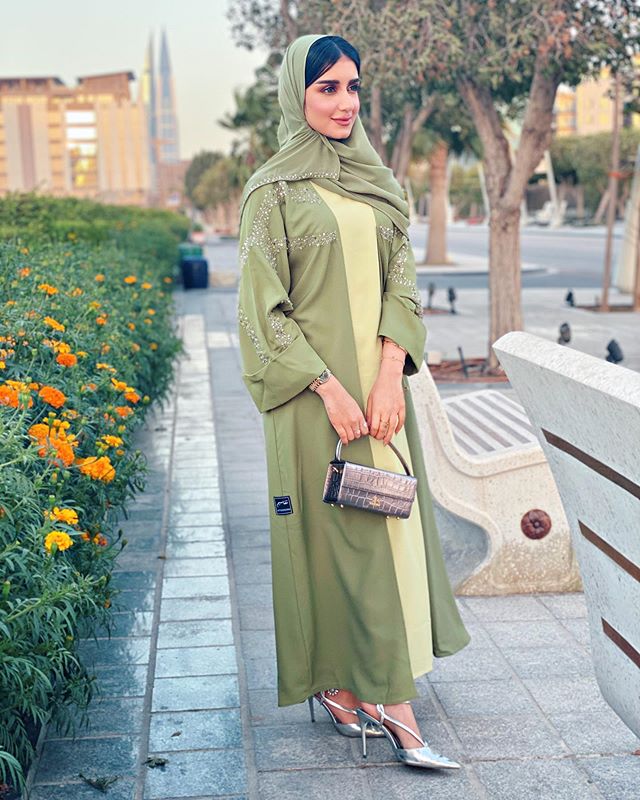 العبايه بألوان الباستيل لاطلالة ربيعية جذابة