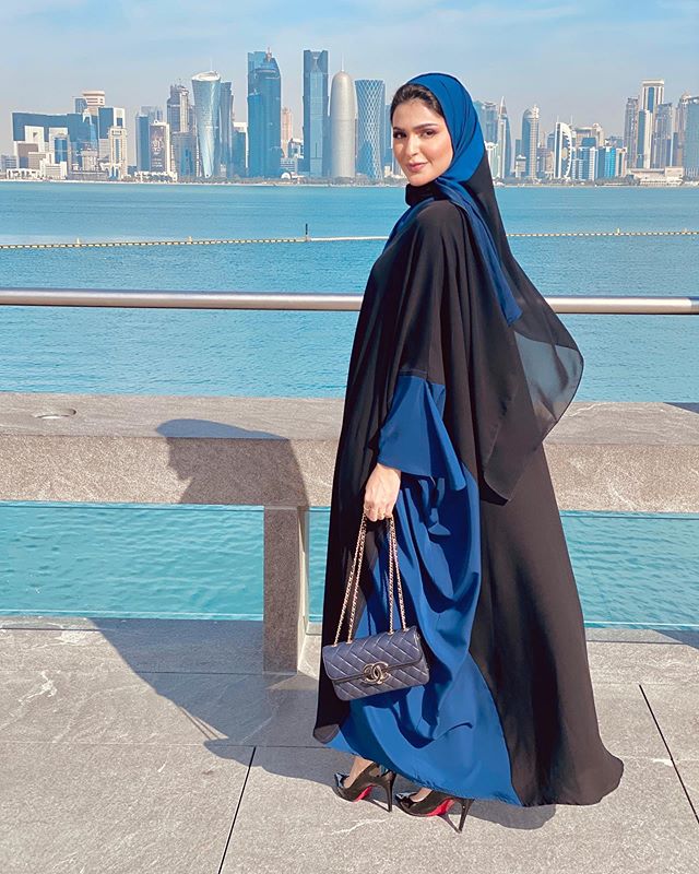 العبايه الشيفون بلوني الأزرق مع الأسود