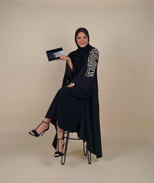 العبايات مع لمسة من الخطوطة الهندسية من وحي فاطمة حسام