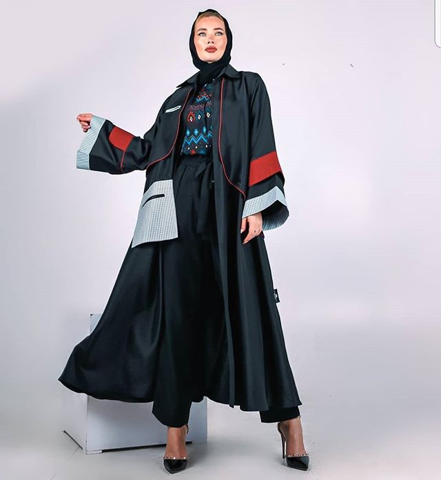 العبايه السوداء مع الأكمام الملونة