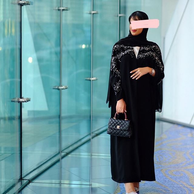 العبايه السوداء مع التطريزات البراقة