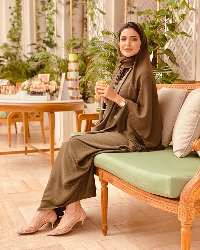 العبايه باللون الأخضر الزيتي للمسة شبابية