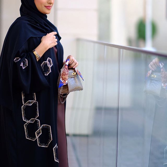 العبايه السوداء مع الرسومات الهندسية