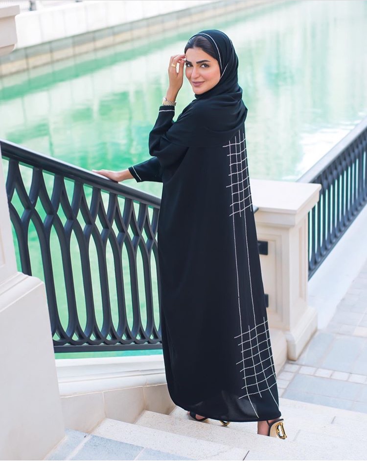 عبايه سوداء ناعمة مع تفاصيل الظهر