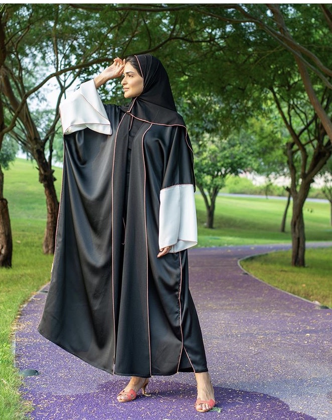العبايه الواسعة مع الأكمام بلون مختلف