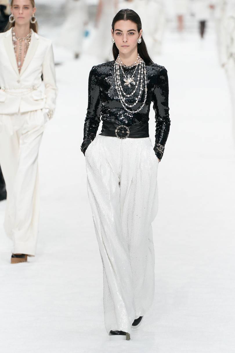 البناطيل الواسعة البيضاء مع التوب الأسود من Chanel