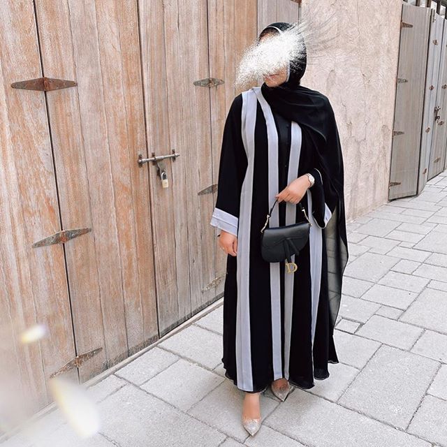 عبايه مخططة بالأسود والرمادي
