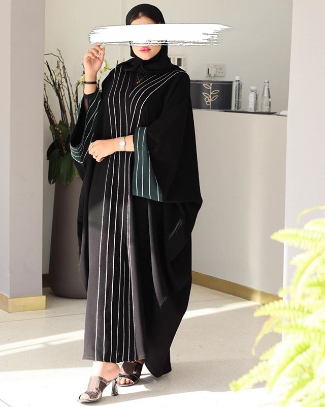 العبايه المخططة والأكمام الملونة