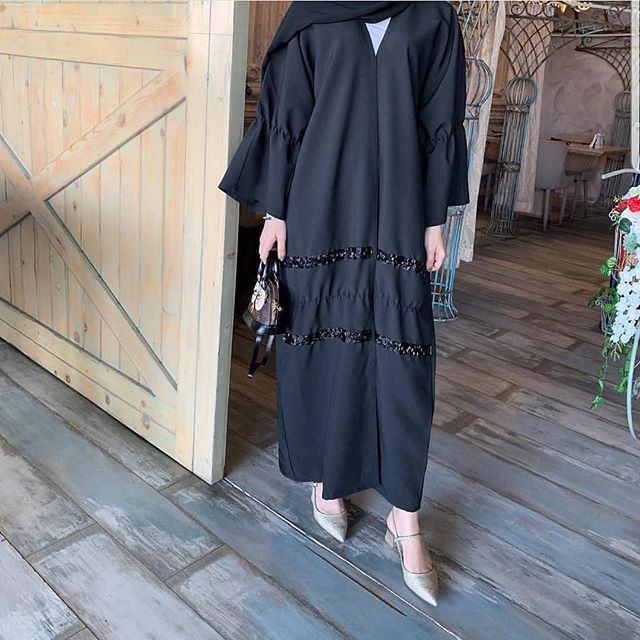 العبايات السوداء مع تطريزات براقة
