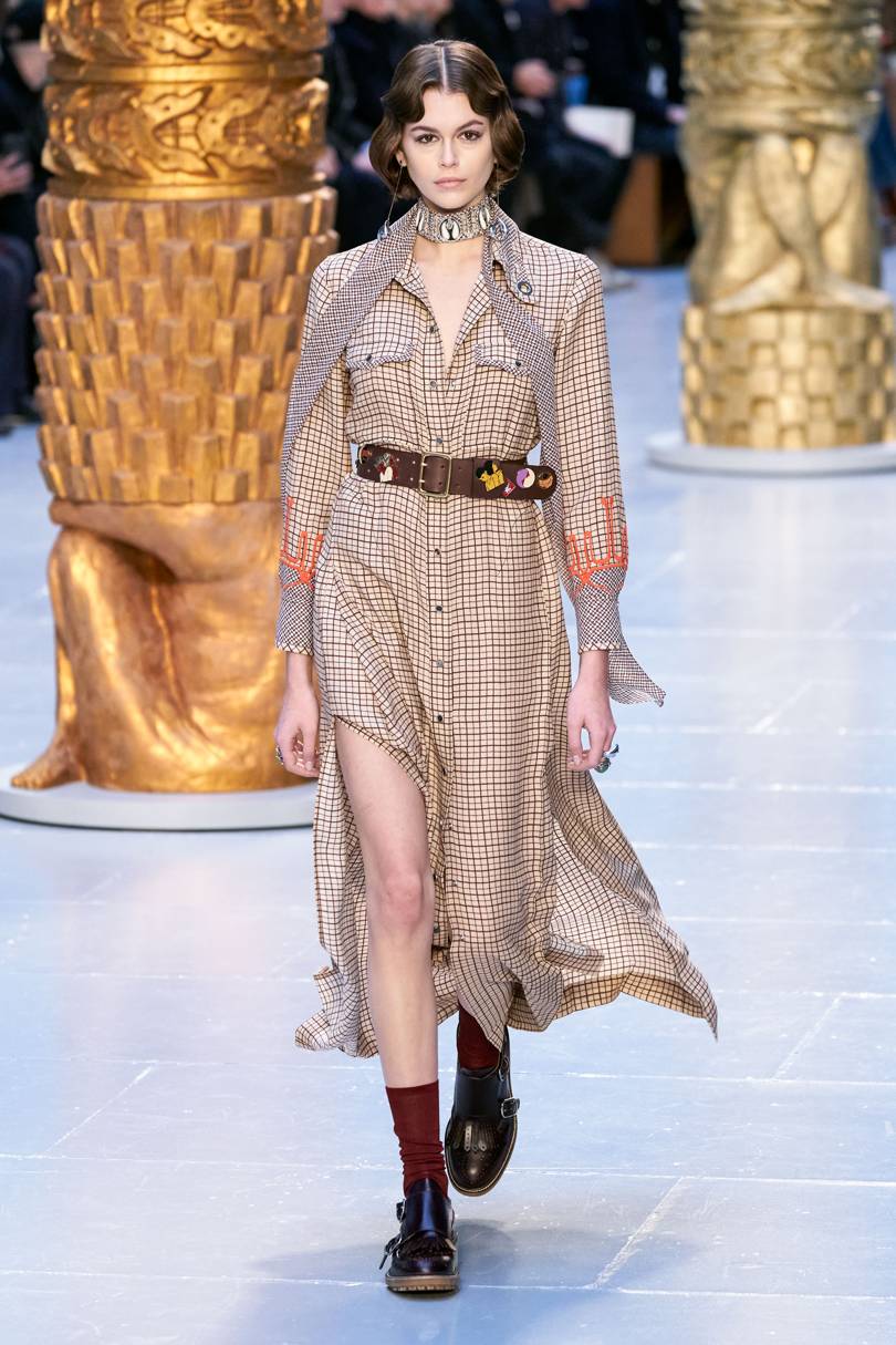 الفستان التارتان بلمسة أنثوية من Chloé