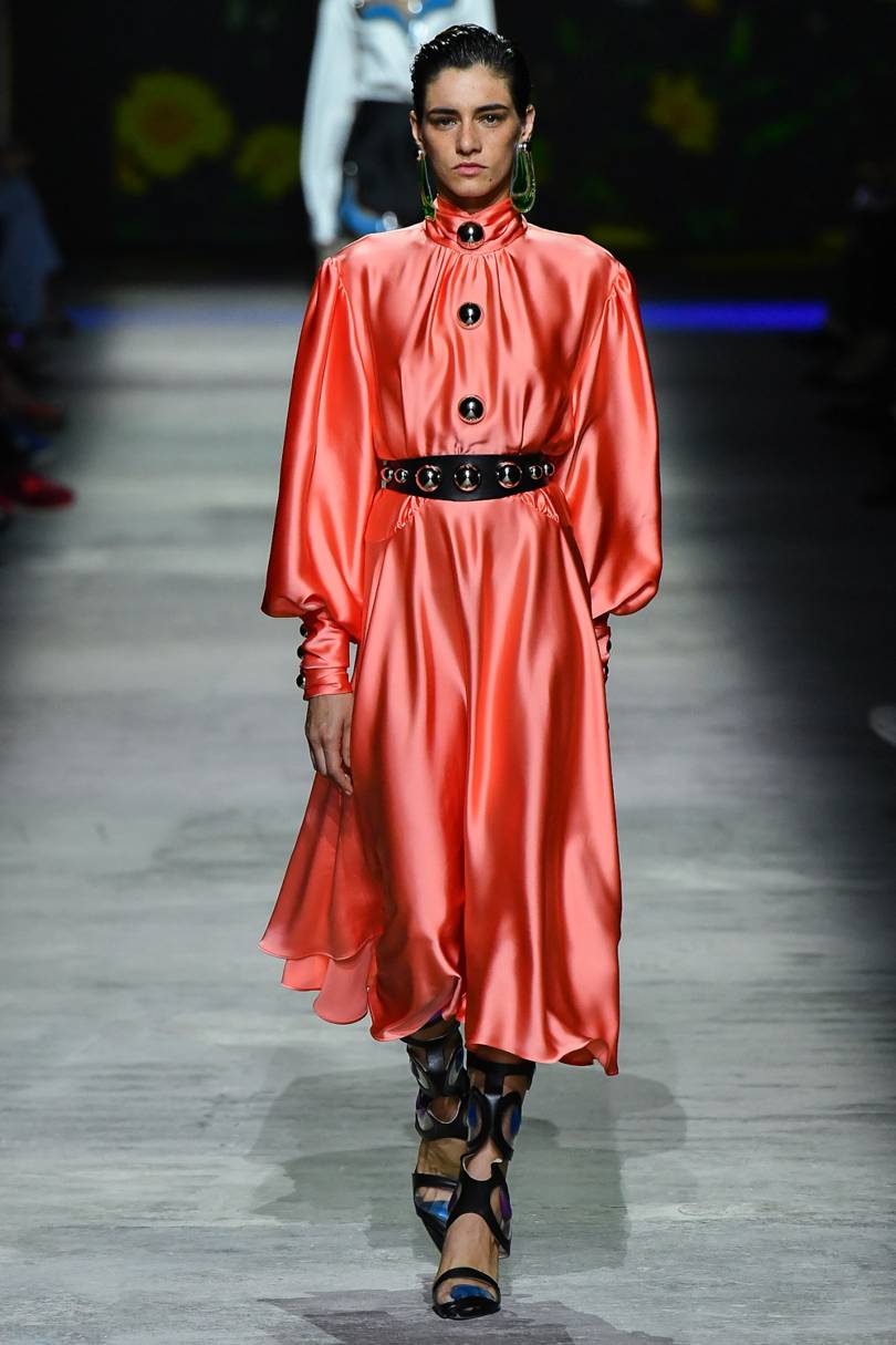 الفساتين الساتان الناعمة من Christopher Kane