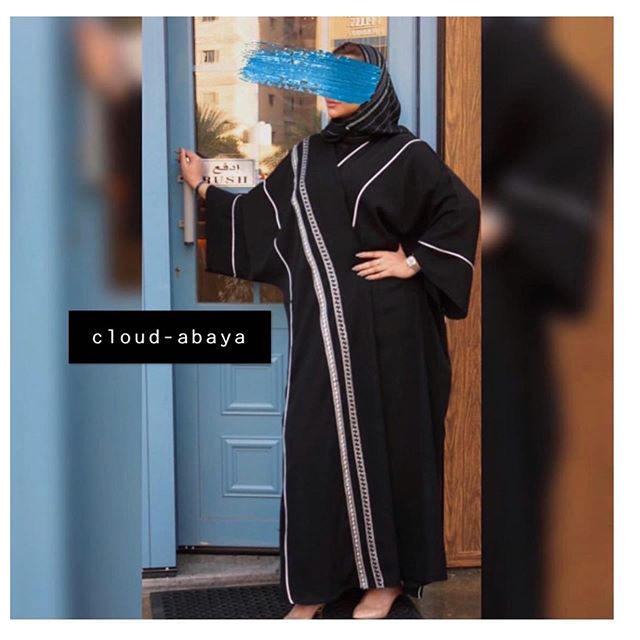 عبايه مخططة مفتوحة لإطلالة عملية